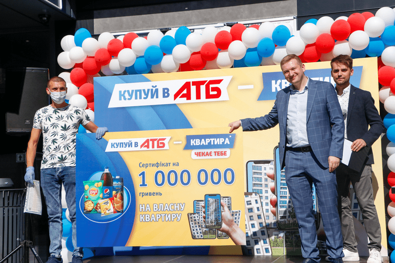 В Киеве вручили деньги и смартфоны победителям акции от АТБ