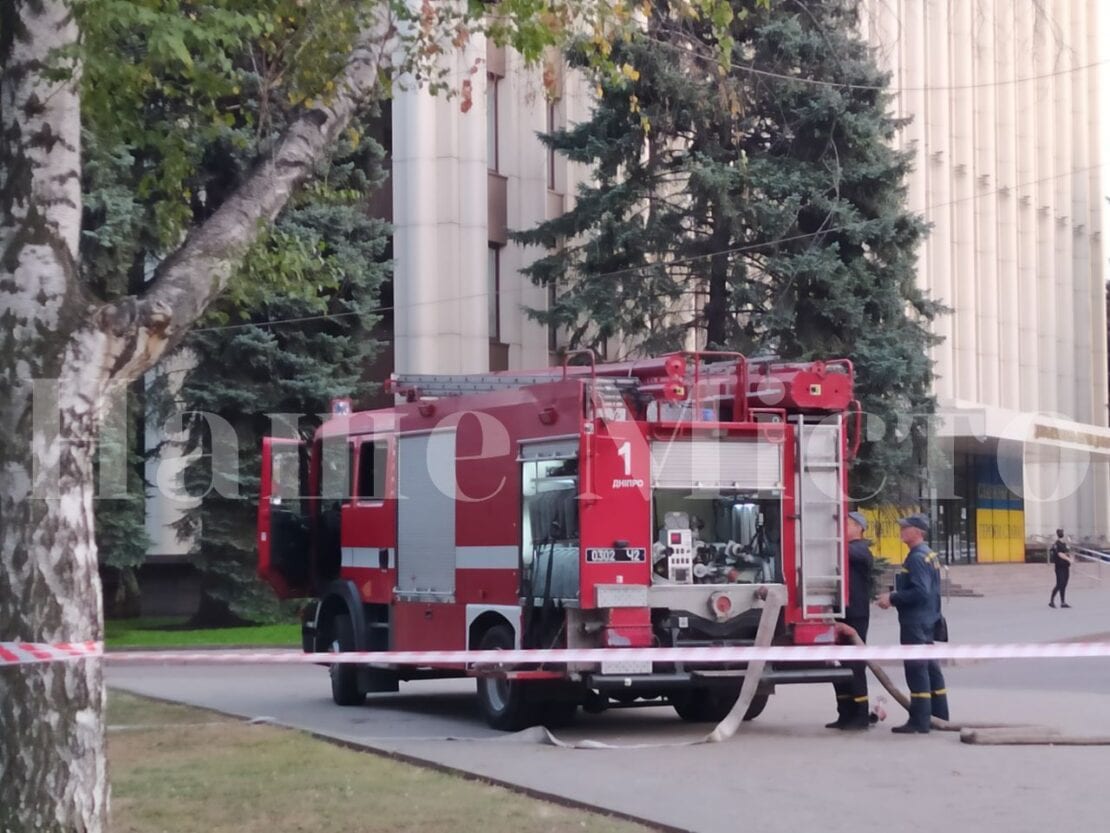 В Днепре полиция оцепила площадь между ОГА и облсоветом: сильный запах дыма (Фото)