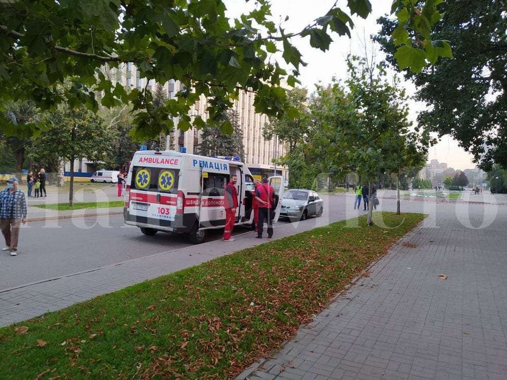  В Днепре полиция оцепила площадь между ОГА и облсоветом: сильный запах дыма (Фото)