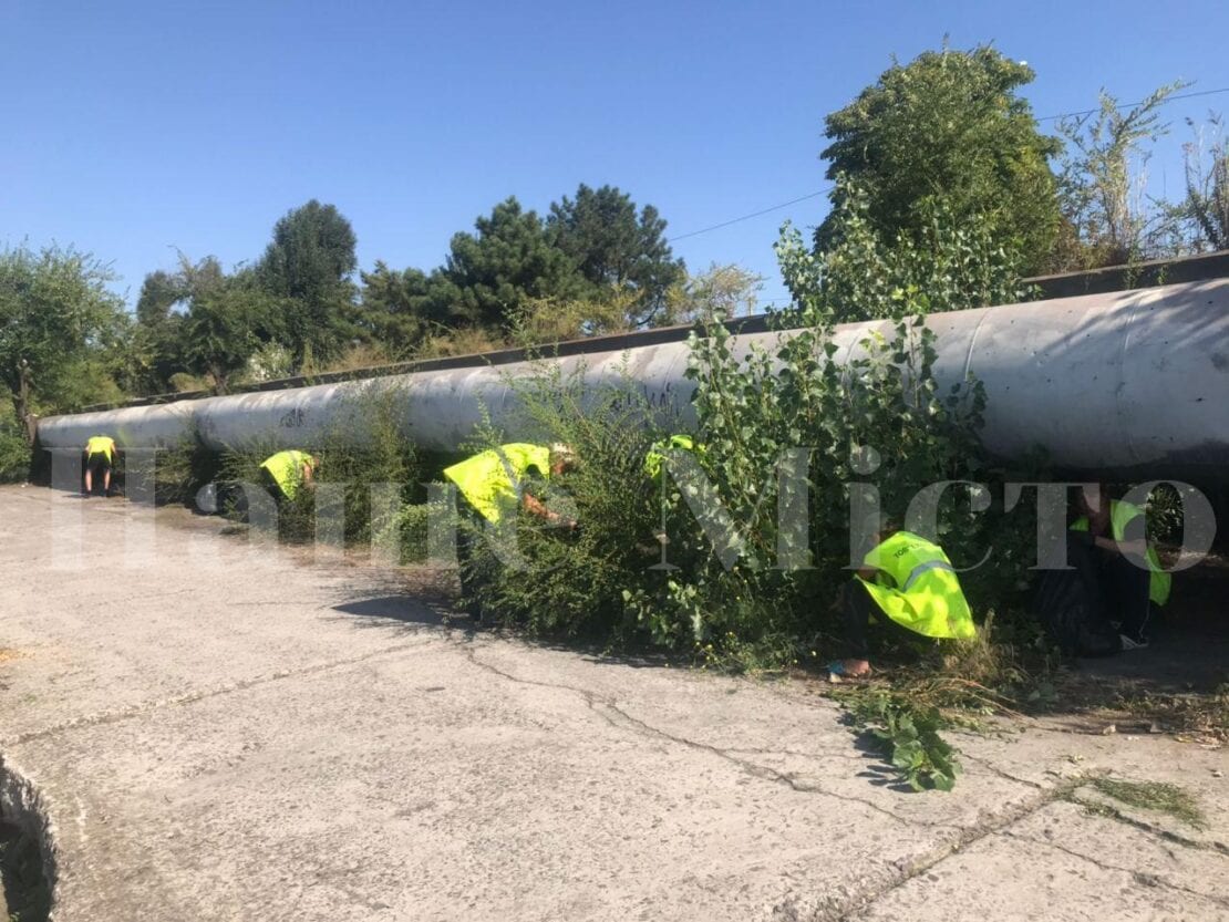 В Днепре коммунальщики вручную очищают город от кучи мусора