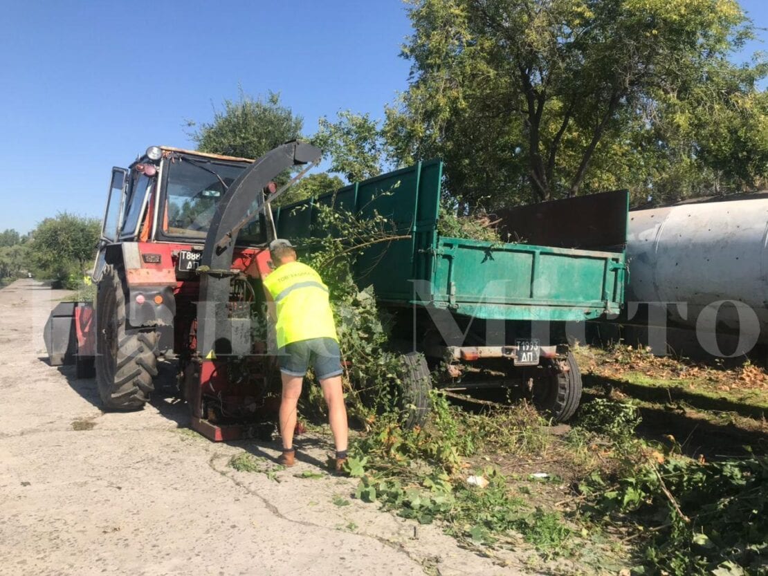 В Днепре коммунальщики вручную очищают город от кучи мусора