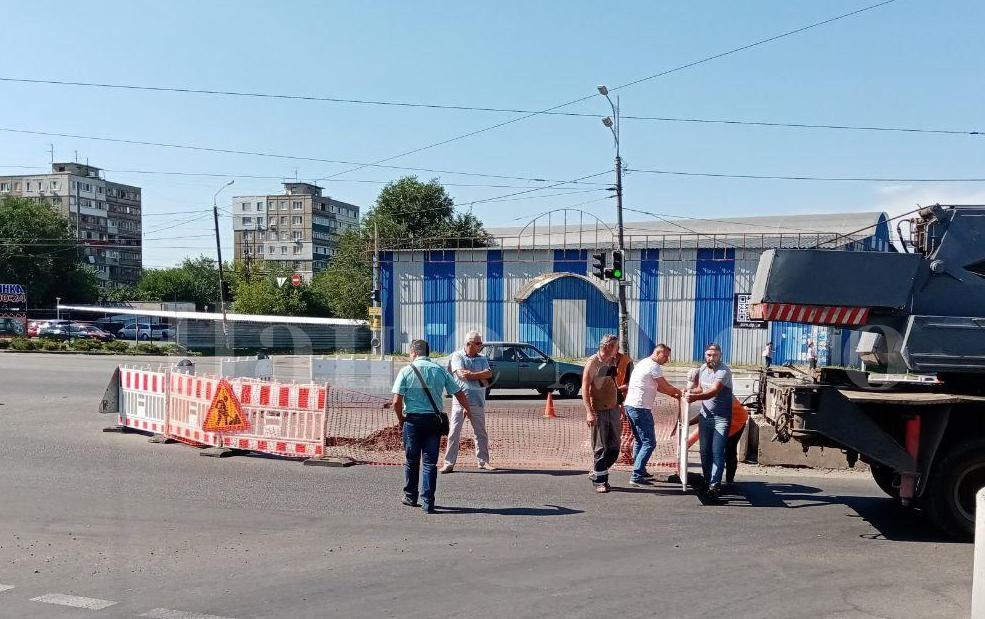 В Днепре на выезде из города ограничили движение транспорта