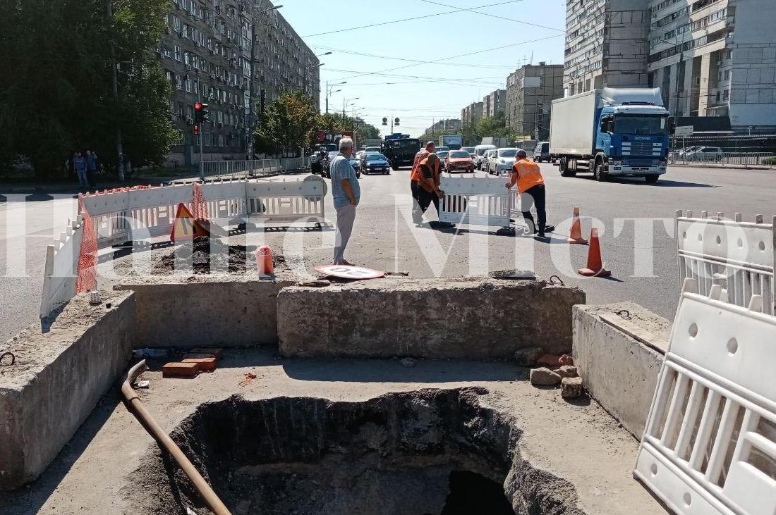 В Днепре на выезде из города ограничили движение транспорта