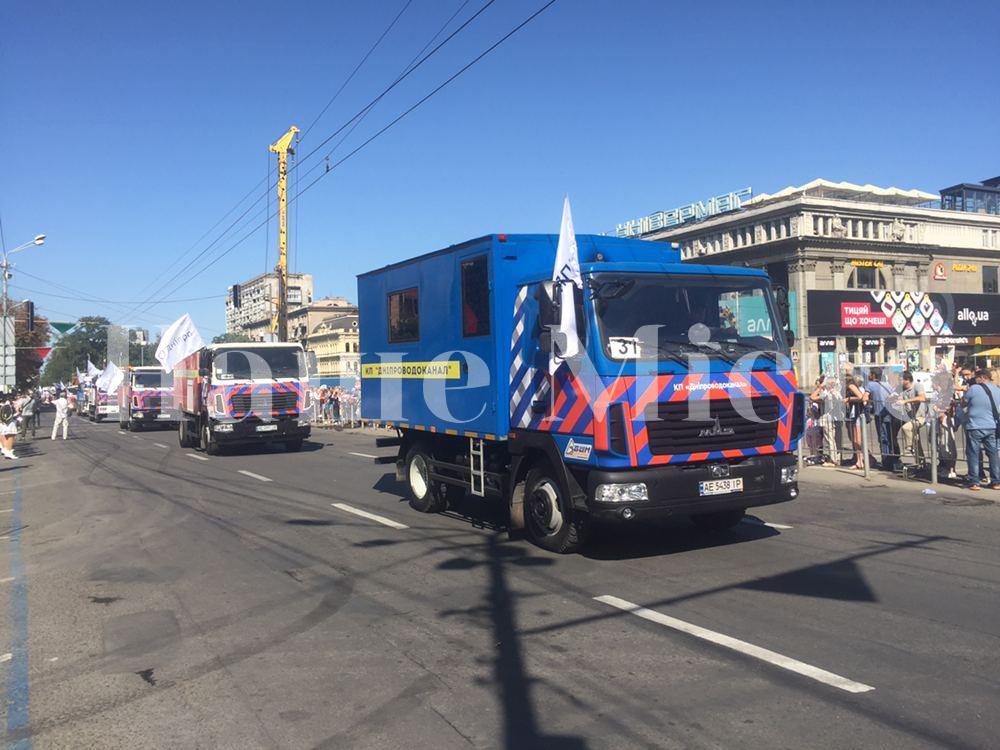 В Днепре прошел парад коммунальной техники (Фото)