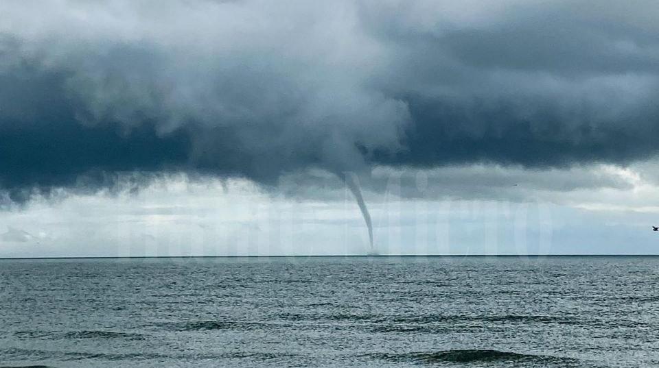 На Азовском море на Арабатской стрелке зафиксировали смерч