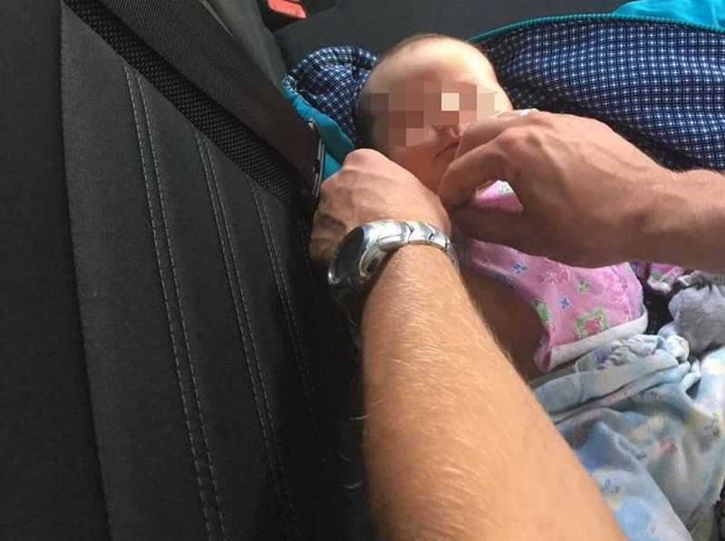 Горе-мать в 40-градусную жару носила младенца в сумке