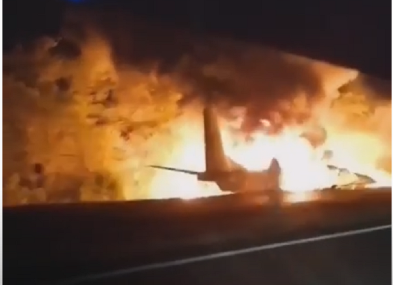 Под Харьковом произошла авиакатастрофа: горит военный самолет