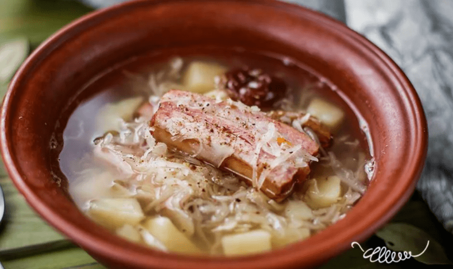 Наваристый суп с копчеными ребрышками: блюдо настоящей украинской кухни