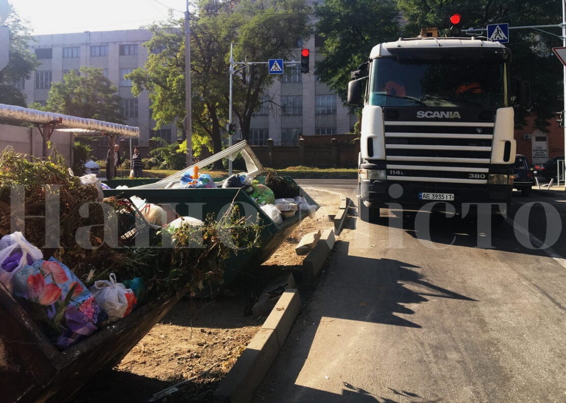 В Днепре в Чечеловском районе коммунальщики с помощью тяжелой техники убирают мусор