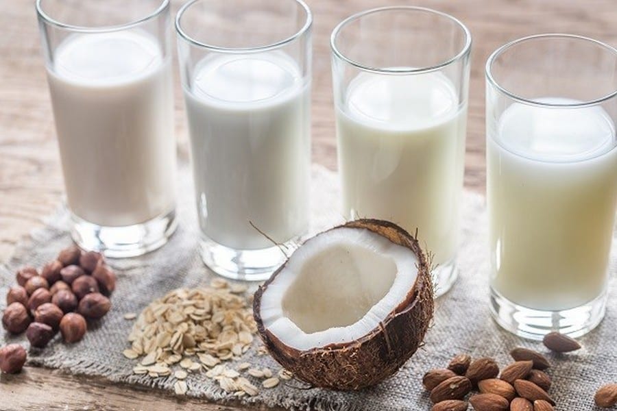 Как выбрать растительное молоко: преимущества и недостатки безлактозного продукта