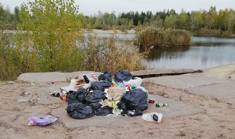 В Днепре берег озера превратили в свалку (Фото). Новости Днепра