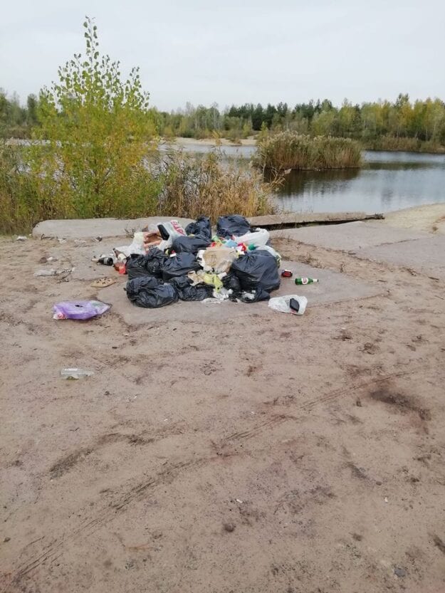 В Днепре берег озера превратили в свалку (Фото). Новости Днепра