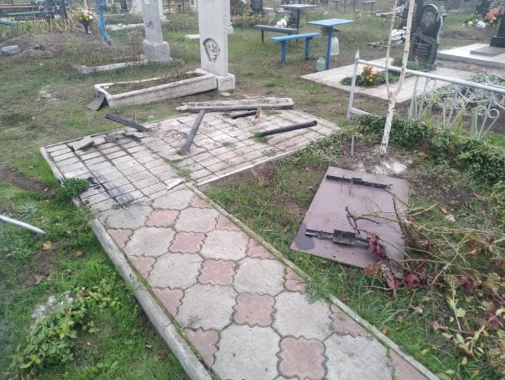 Ничего святого: в Днепре вандалы на машине разнесли кладбище (Фото)