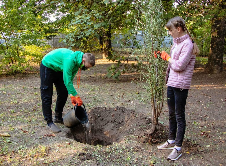 Дніпро квітучий: вихованці гуртка «Юні екологи» показали, як висаджувати плодові дерева