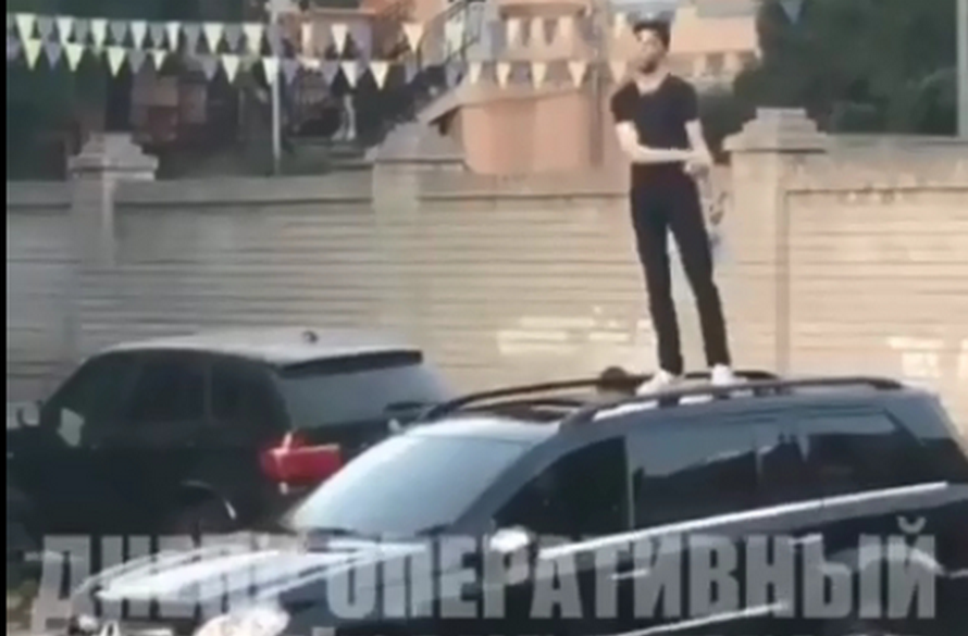 Подросток устроил пьяные танцы на крыше Mercedes. Новости Днепра
