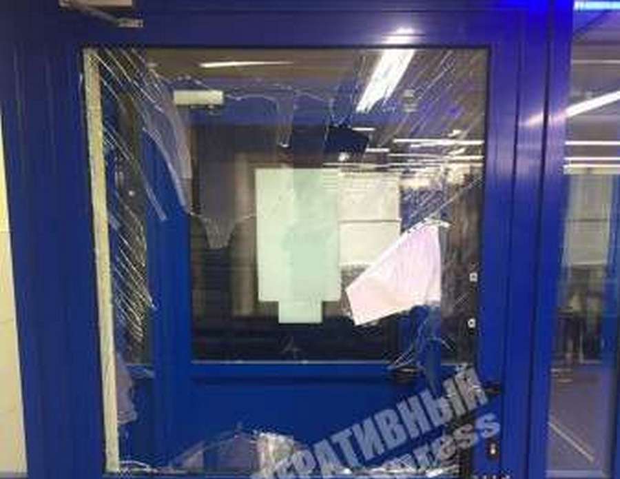 В Днепре мужчина головой разбил двери супермаркета (Фото)