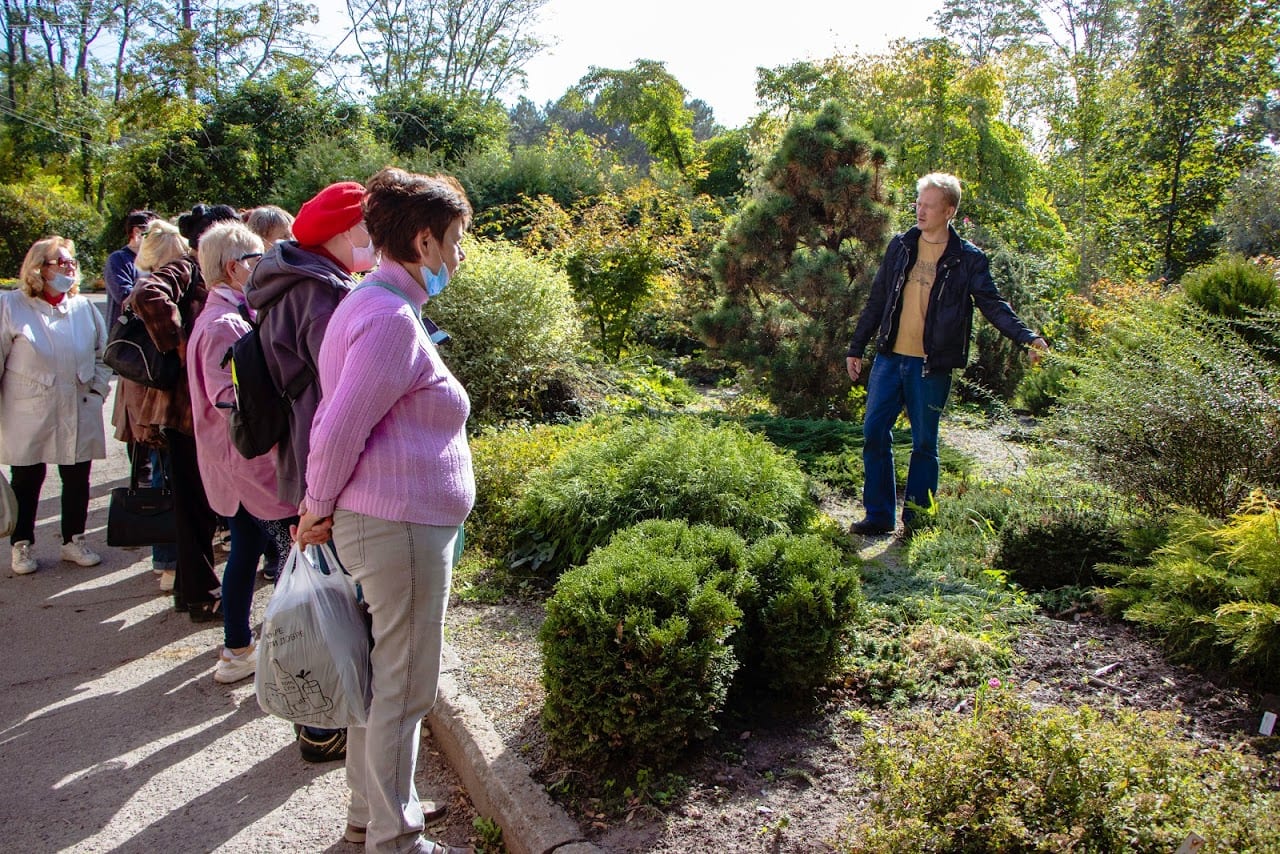 У Дніпрі для слухачів «Університету третього віку» відбулася екскурсія в Ботанічний сад