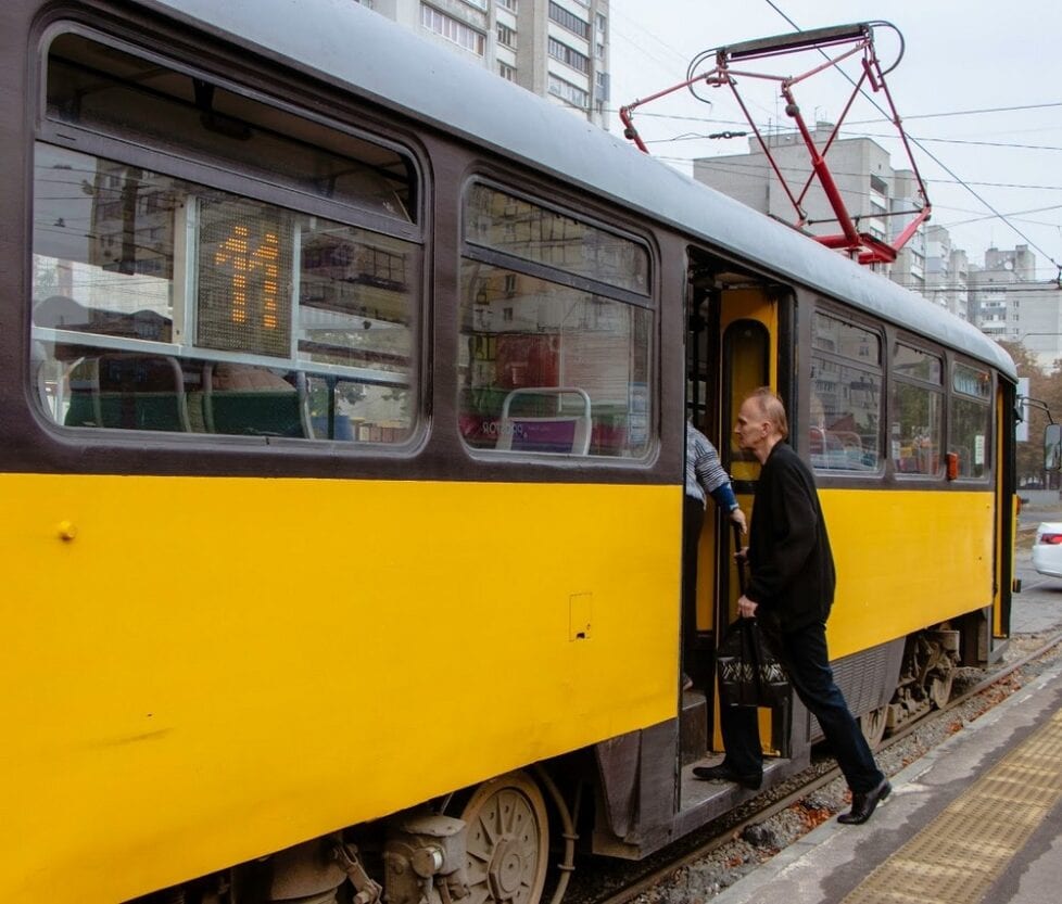В Днепре презентовали девять трамвайных платформ с остановками по ул. Рабочей