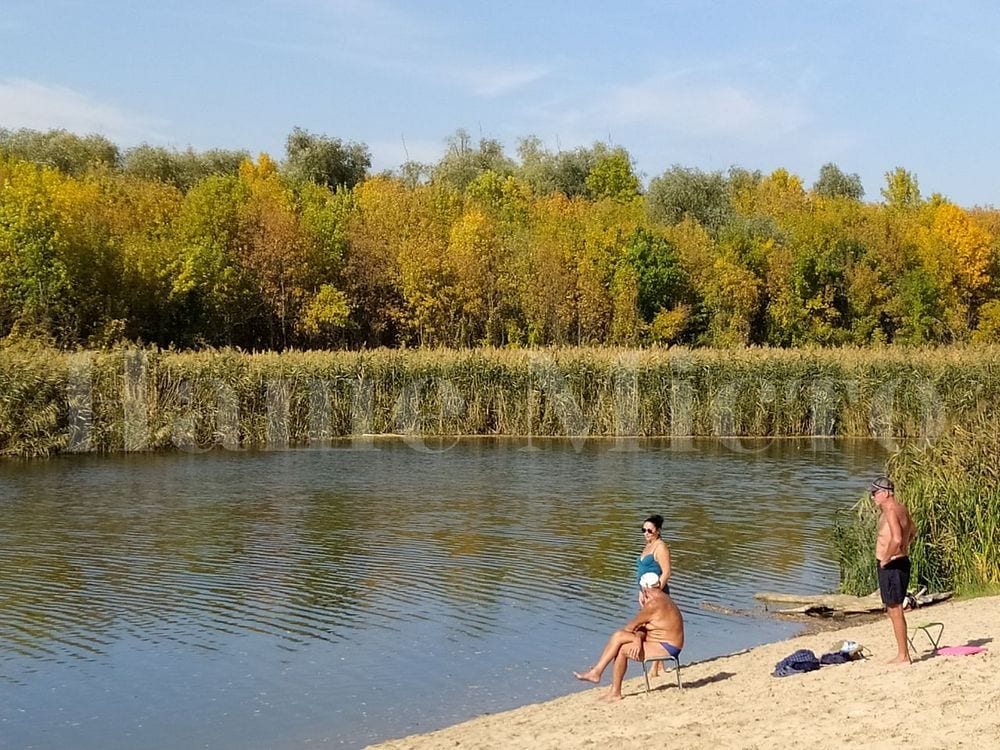 Октябрь в Днепре: люди загорают на пляже и наслаждаются красотой природы (Фото)