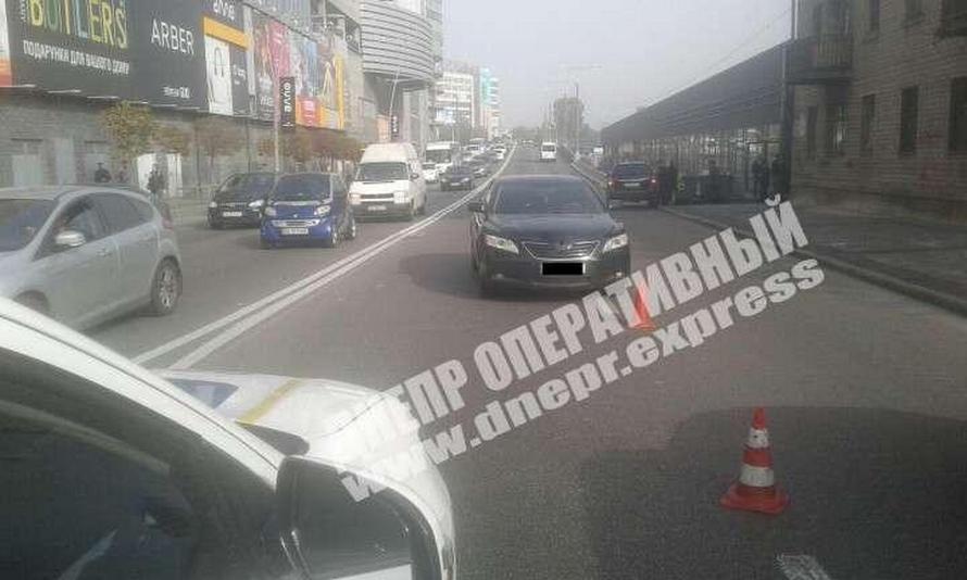 ДТП Днепр: Toyota выехала на встречную полосу и сбила девушку