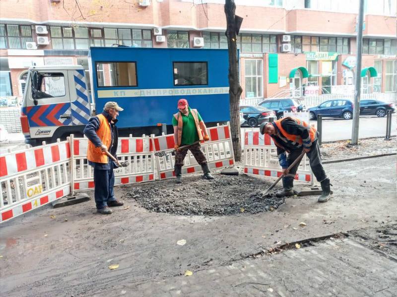 Коммунальщикиустранили прорыв трубы в центре. Новости Днепра