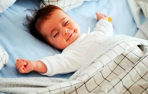 Почему ребенок храпит во сне: причины и лечение