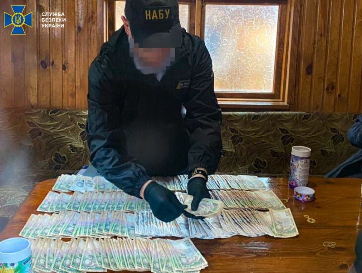 Начальник облавтодора пытался подкупить губернатора за 4,2 млн грн