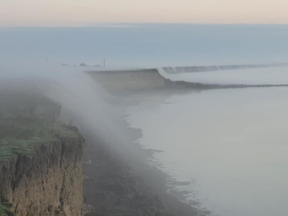 На Азовском море в Геническе запечатлели настоящее чудо - туманный водопад (фото)