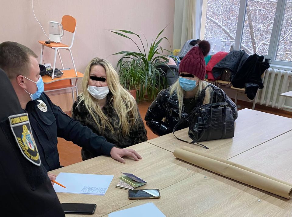 В Днепре на Парусе две пойманные на горячем "продавщицы" голосов вызвали "титушек" (Фото)