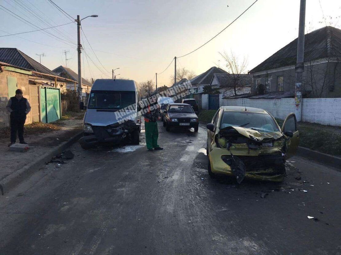 Не справилась с управлением и врезалась в маршрутку с пассажирами: в Диевке произошло серьезное ДТП