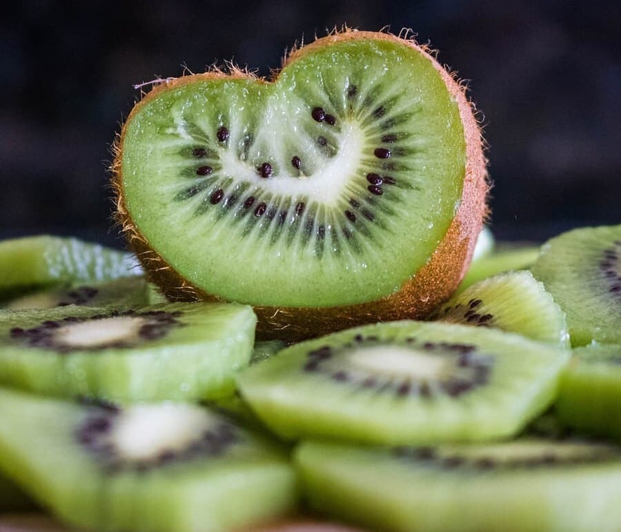 Чудесная зеленая ягода: польза и вред киви для организма