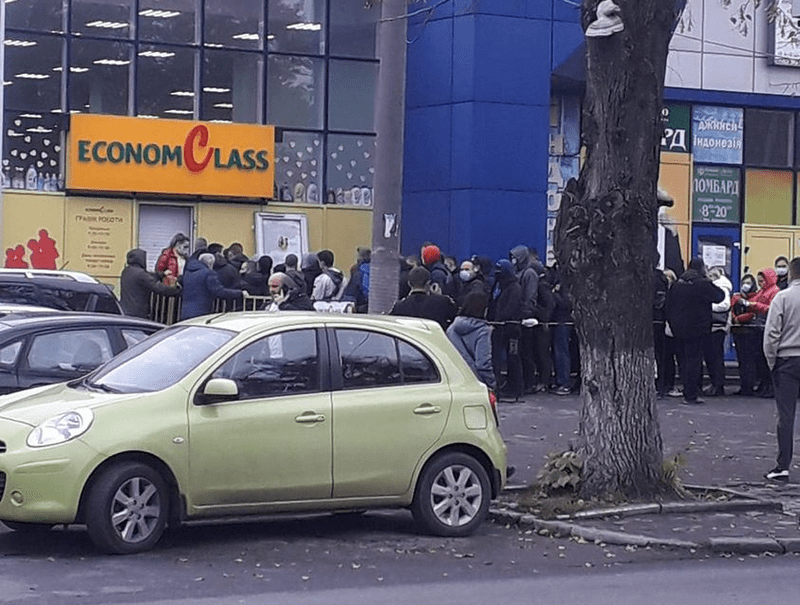 В Днепре толпа покупателей штурмовала секонд-хенд.Новости Днепра