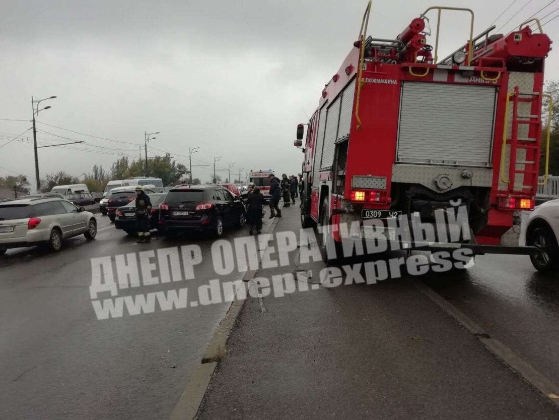 Тройное ДТП на Слобожанском проспекте: двух человек госпитализировали, образовалась тянучка (Фото, видео)