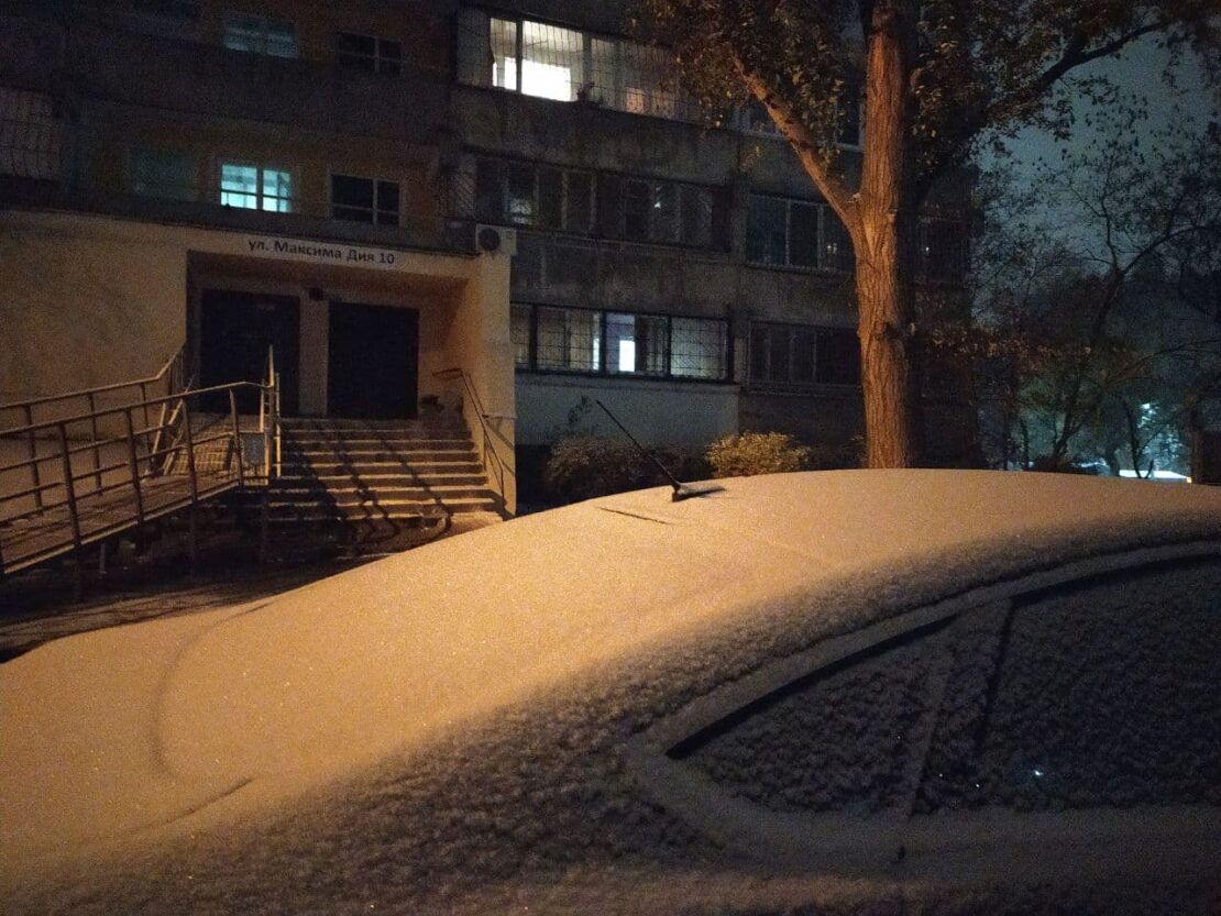 В Днепре вечером пошел снег, который достаточно быстро укрыл землю белым покрывалом. На улице сейчас настоящая зимняя сказка