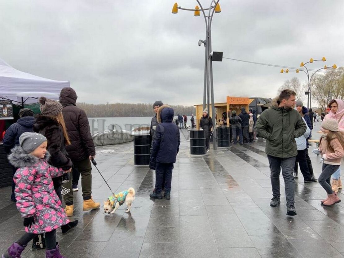 Как в Днепре проходит ярмарка выходного дня в сквера Прибрежный (Фото)