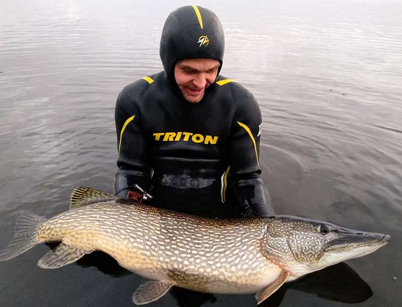 Рыбак из Днепра поймал гигантскую щуку. Новости Днепра