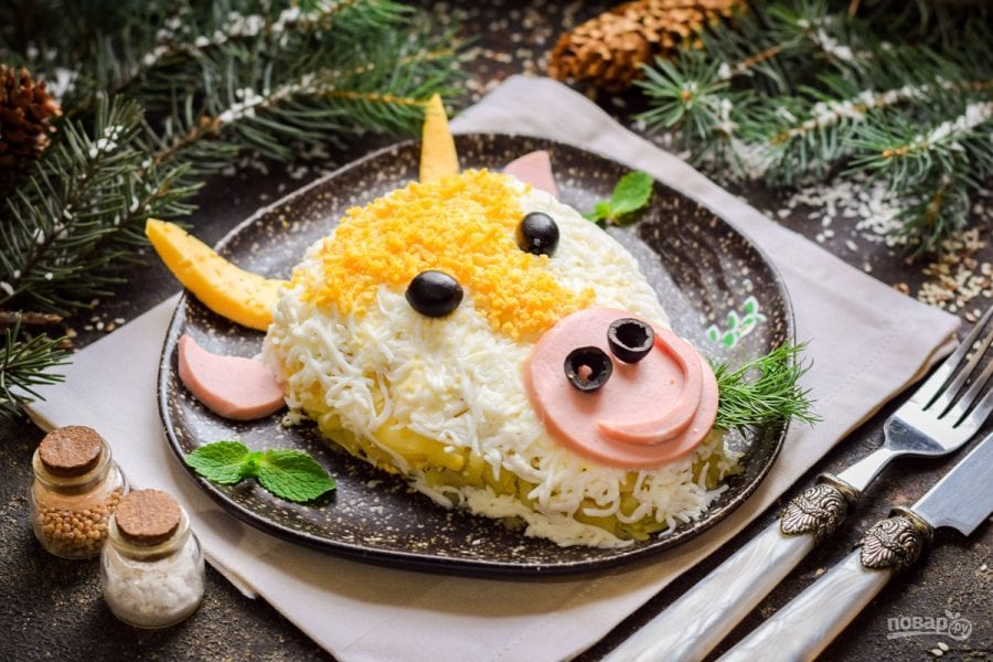 Новогодний салат с курицей «Бычок»: точно не останется без внимания