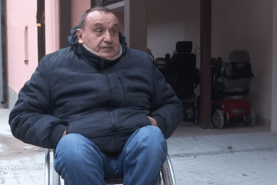 Соседские войны на Красном Камне: жители высотки не могут поделить дорожку для людей с инвалидностью (Видео)
