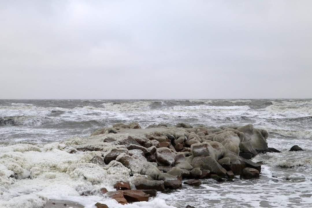 На Азовском море бушует непогода (Фото)