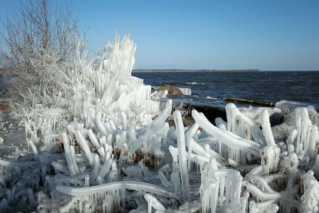 Ледяное королевство: невероятное явление природы на Каховском водохранилище (Фото)