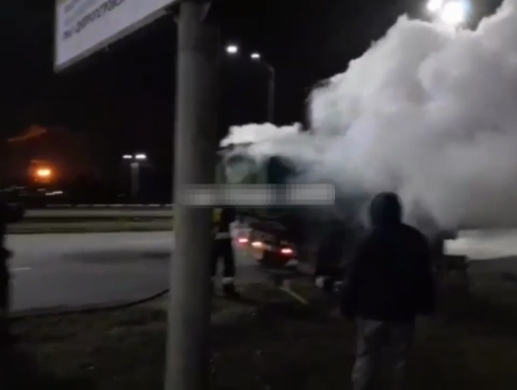 В Днепре на Кайдакском мосту загорелся грузовик (Видео)