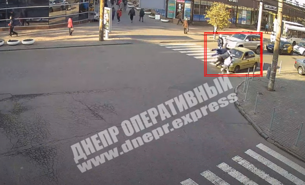 В Днепре Daewoo Lanos сбил на пешеходном переходе 3-х человек