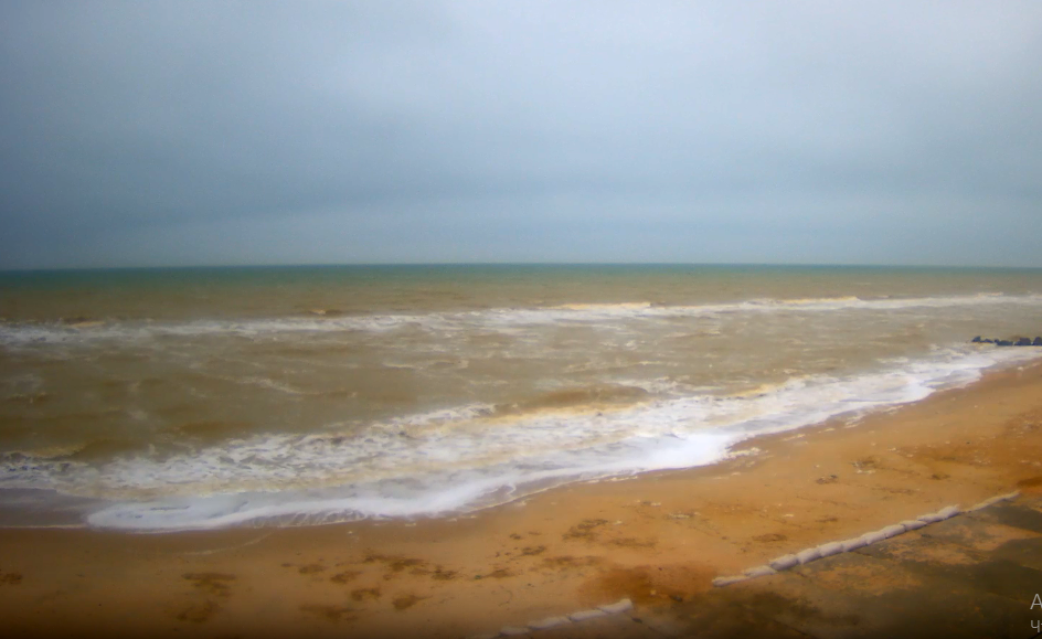 Азовское море в Кирилловке «закипело» после сильного шторма (Видео)