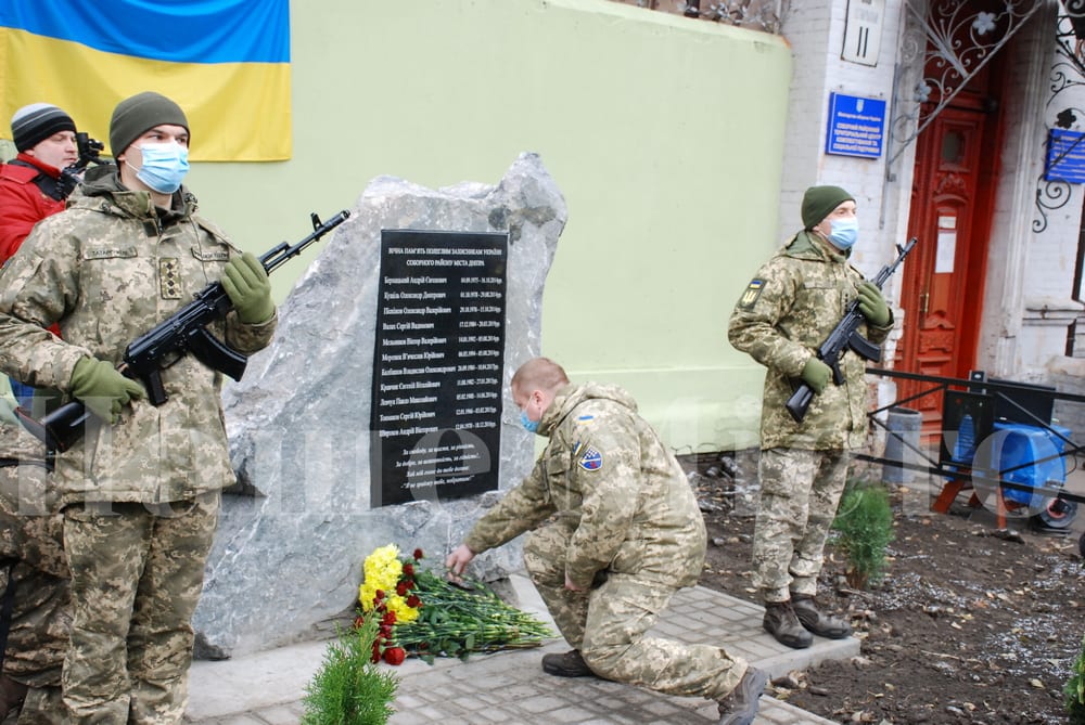 В Днепре установили памятник погибшим героям Соборного района в ООС (Фото)