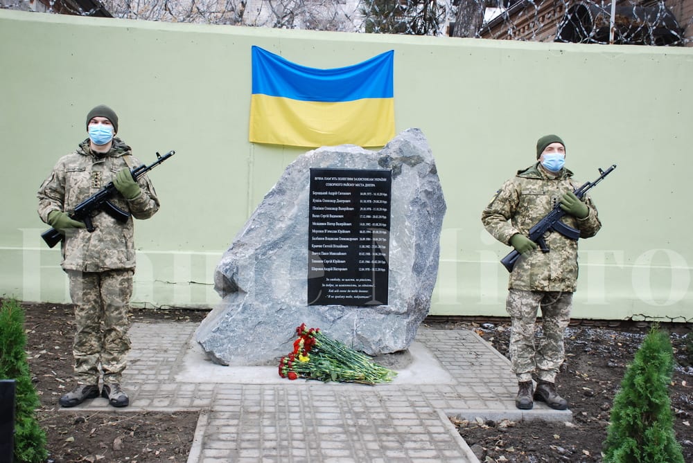 В Днепре установили памятник погибшим героям Соборного района в ООС (Фото)