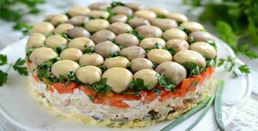 Рецепт салата «Лесная поляна» с грибами: вкусное праздничное блюдо