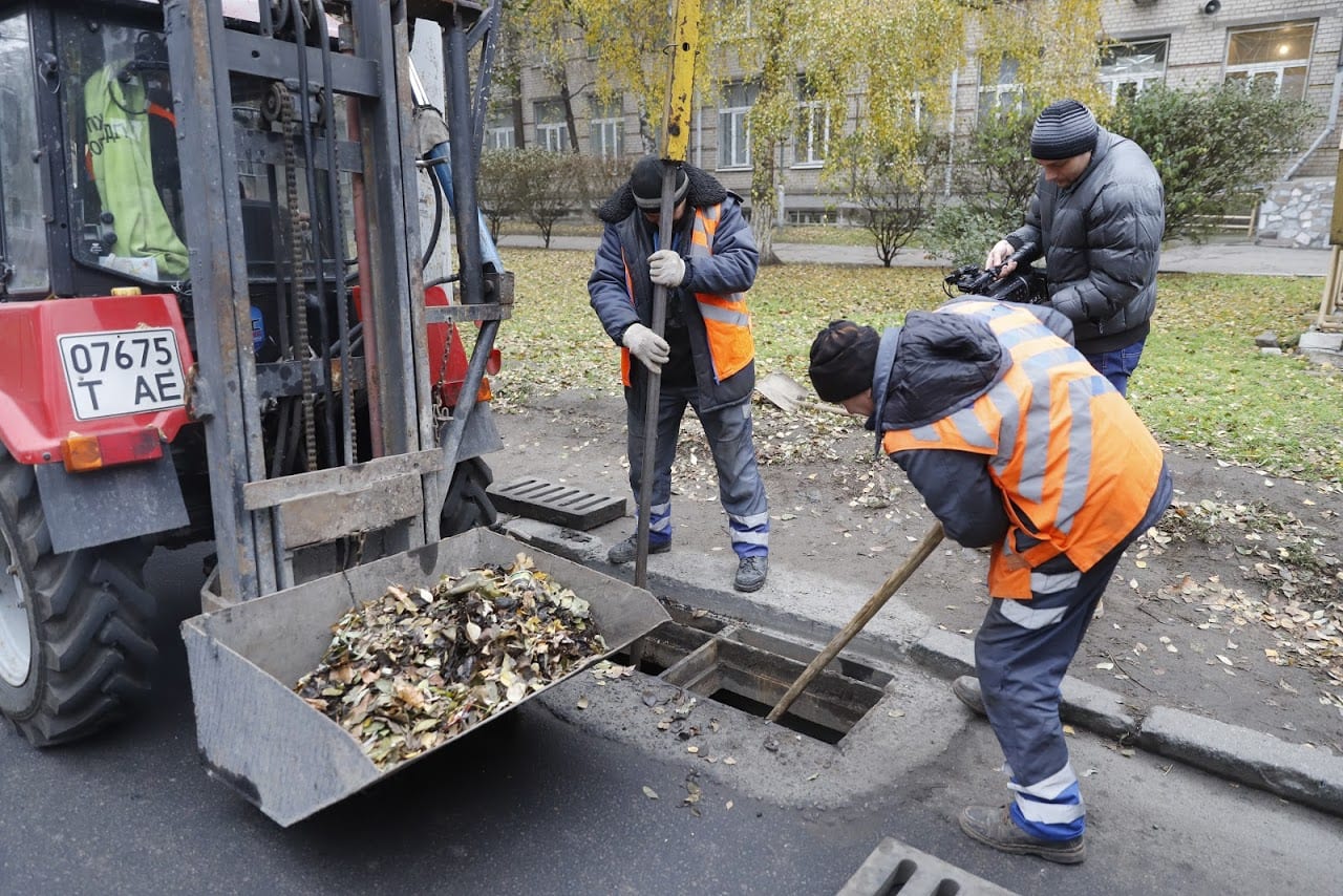 «Ливневые коллекторы - не мусорный бак»: в Днепре чистят канализацию (Фото)