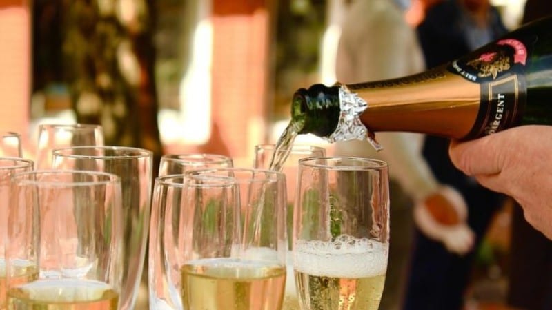 Как выбрать шампанское на Новый год: виды игристого вина