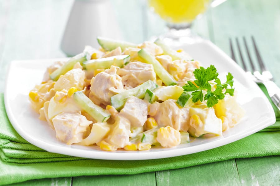 Новогодний салат с курицей и ананасами: рецепт сочного блюда