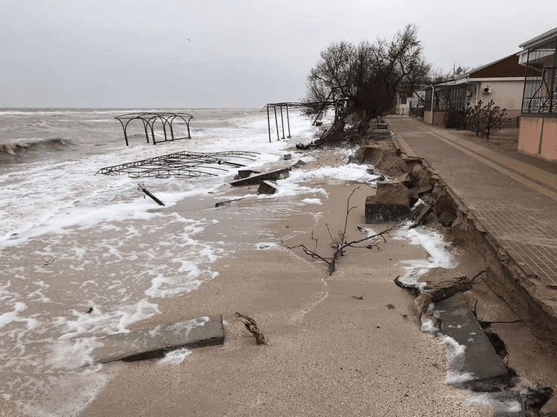На Азовском море ожидают огромные волны: когда разразится шторм